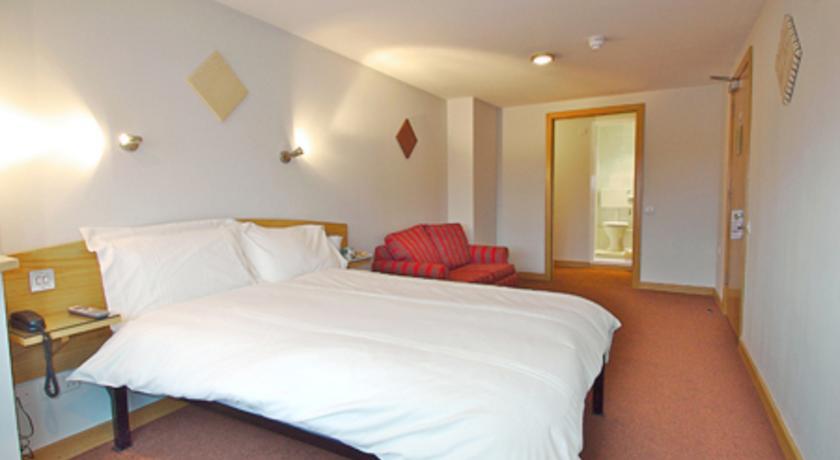 Rosemount Hotel Heathrow هاونسلو الغرفة الصورة