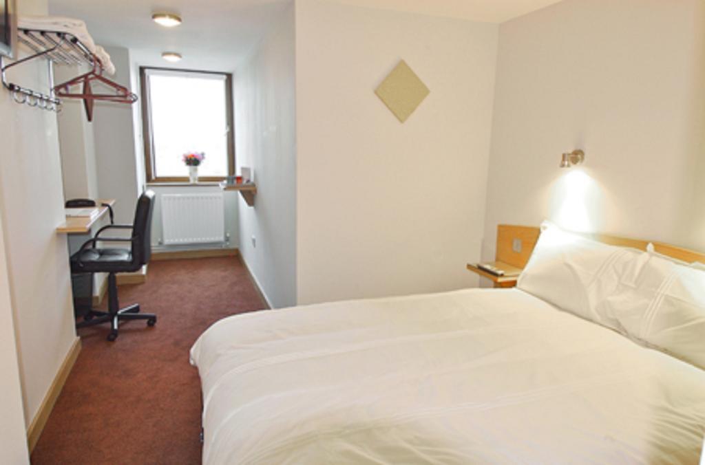 Rosemount Hotel Heathrow هاونسلو الغرفة الصورة